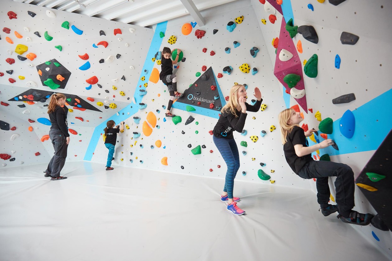 Bouldern und Klettern für Kinder mit Trainer bei den Boulderkids in der Kinderwelt der Boulderwelt Dortmund