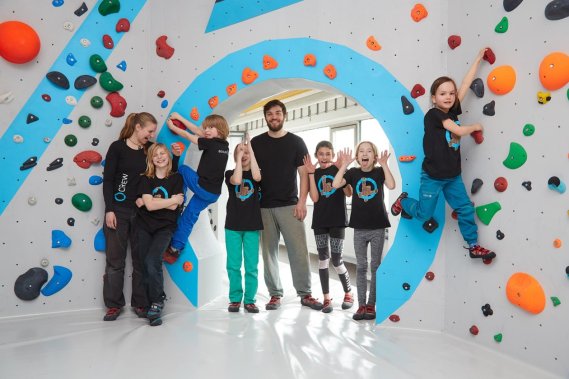 Bouldern und Klettern für Kinder mit Trainer bei den Boulderkids in der Kinderwelt der Boulderwelt Dortmund