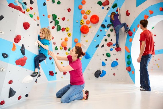 Bouldern und Klettern mit Kindern und Familie in der Kinderwelt der Boulderwelt Dortmund