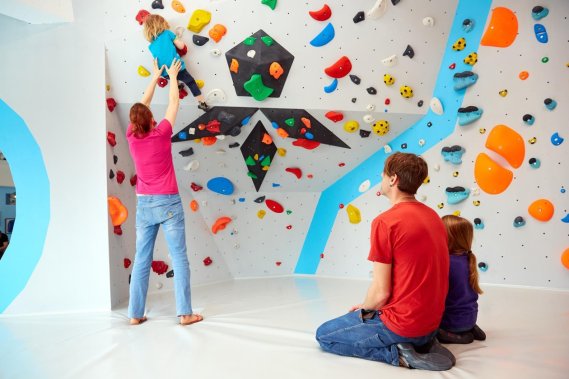 Bouldern und Klettern mit Kindern und Familie in der Kinderwelt der Boulderwelt Dortmund