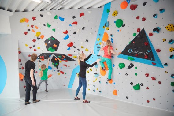 Bouldern und Klettern für Kinder mit Trainer bei den Boulderkids in der Kinderwelt der Boulderwelt Dortmund