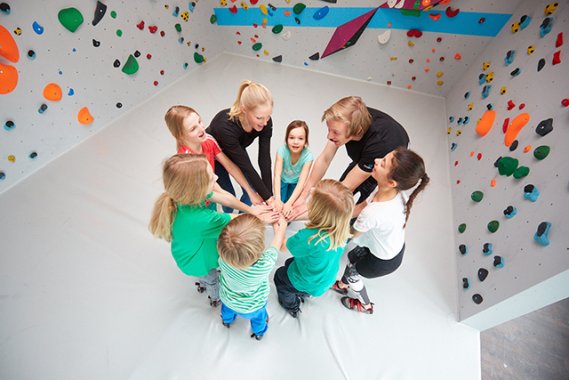 Bouldern und Klettern für Kinder mit Trainer beim Ferienprogramm in der Kinderwelt der Boulderwelt Dortmund