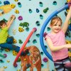 Bouldern und Klettern für Kinder mit Trainer beim Ferienprogramm in der Kinderwelt der Boulderwelt Dortmund