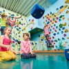 Bouldern und Klettern für Kinder mit Trainer beim Ferienprogramm in der Kinderwelt der Boulderwelt Dortmund