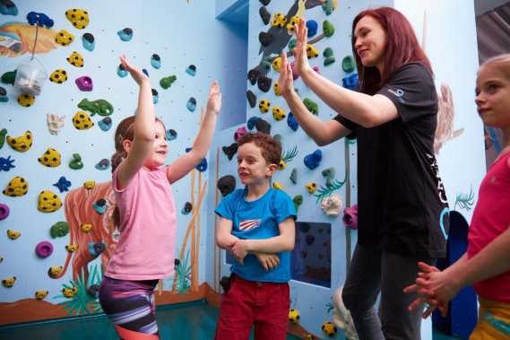 Bouldern und Klettern für Kinder mit Trainer beim Ferienprogramm in der Kinderwelt der Boulderwelt Dortmund