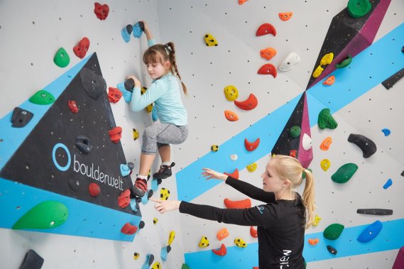 Bouldern und Klettern für Kinder mit Trainer beim Ferienprogramm in der Kinderwelt der Boulderwelt Dortmund