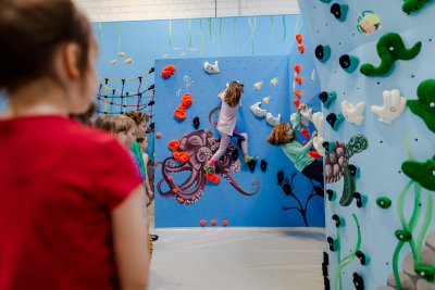 Bouldern und Klettern für Kinder und Jugendliche bei den Boulderkids in der Kinderwelt der Boulderwelt Dortmund