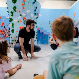 Bouldern und Klettern für Kinder und Jugendliche bei den Boulderkids in der Kinderwelt der Boulderwelt Dortmund