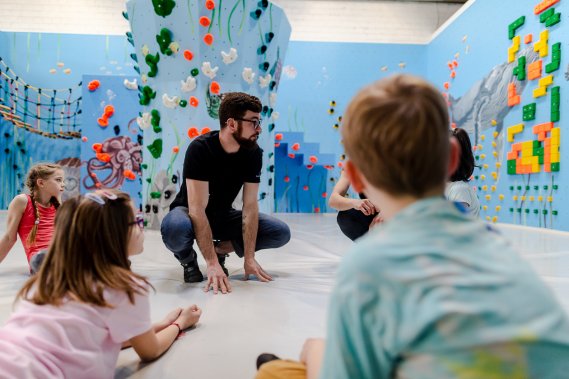 Bouldern und Klettern für Kinder und Jugendliche bei den Boulderkids in der Kinderwelt der Boulderwelt Dortmund